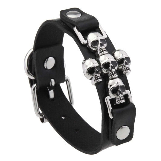 Brazalete gótico ajustable de piel negra con herrajes de calaveras de estilo alternativo.