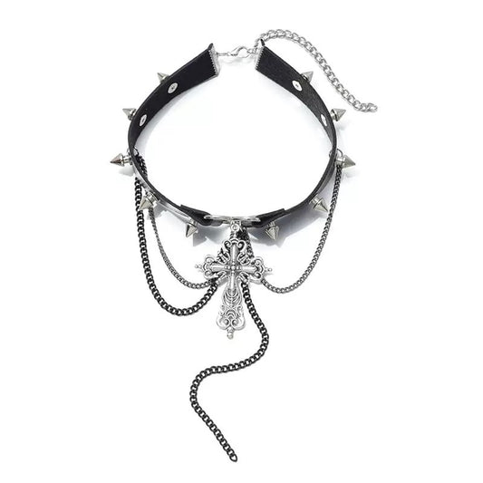 Choker gótico negro con dije de cruz barroca, corazón central y cadenas colgantes.