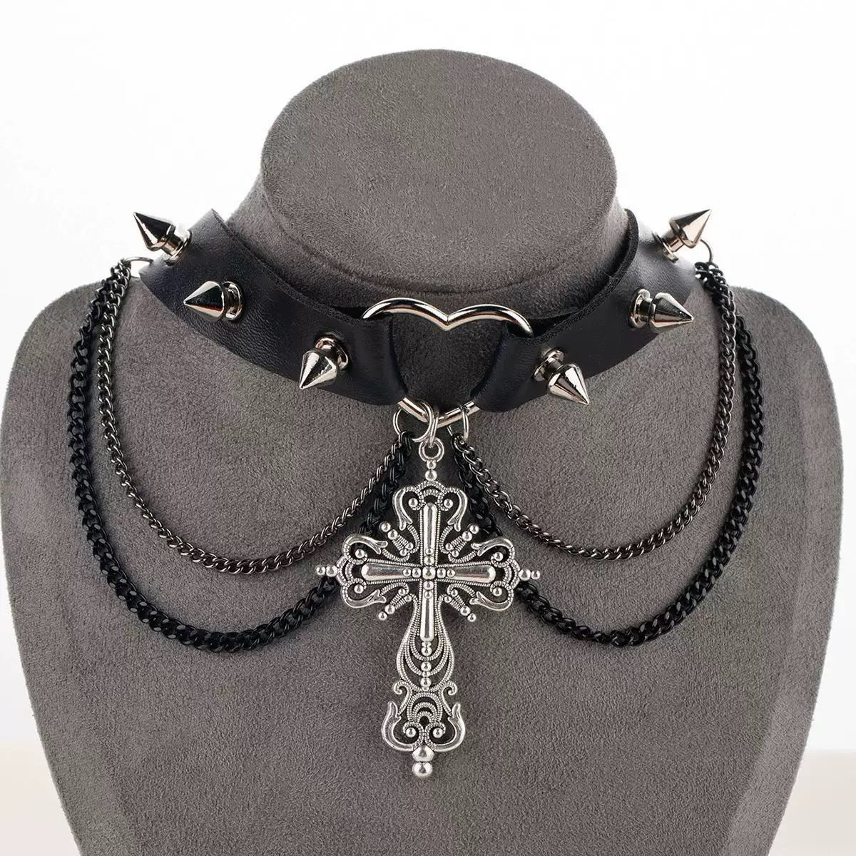 Vista del choker gótico de cruz y cadenas puesto en un maniquí para mostrar el ajuste.