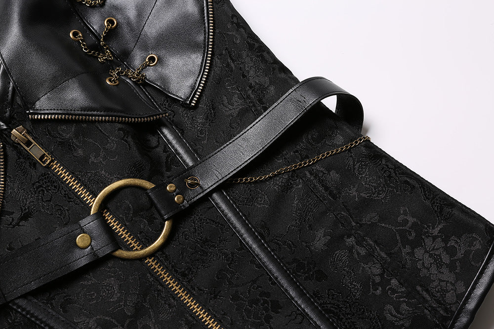 Detalle de cinturón con anillo metálico y cadenas decorativas de corset steampunk.
