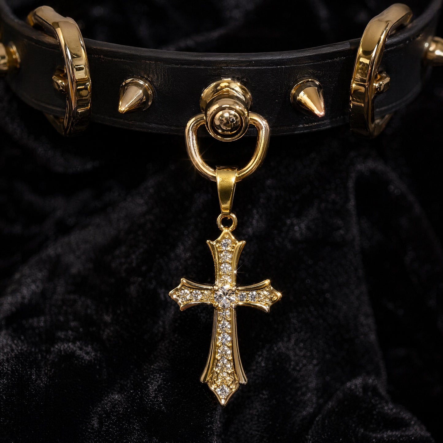 Collar Choker Gótico Negro con Cruz de Cristal y Tachuelas Doradas