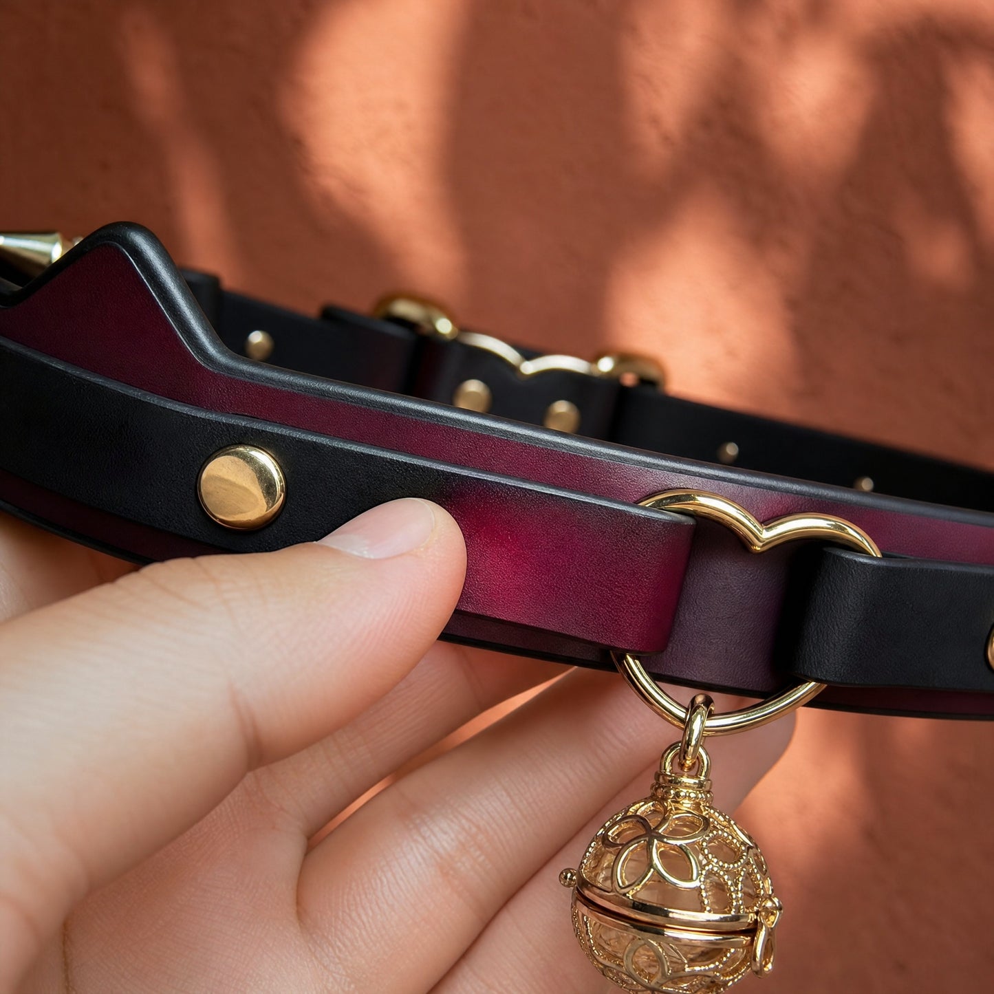 Choker de Cuero Termocromático Negro a Carmesí con Colgante Esfera