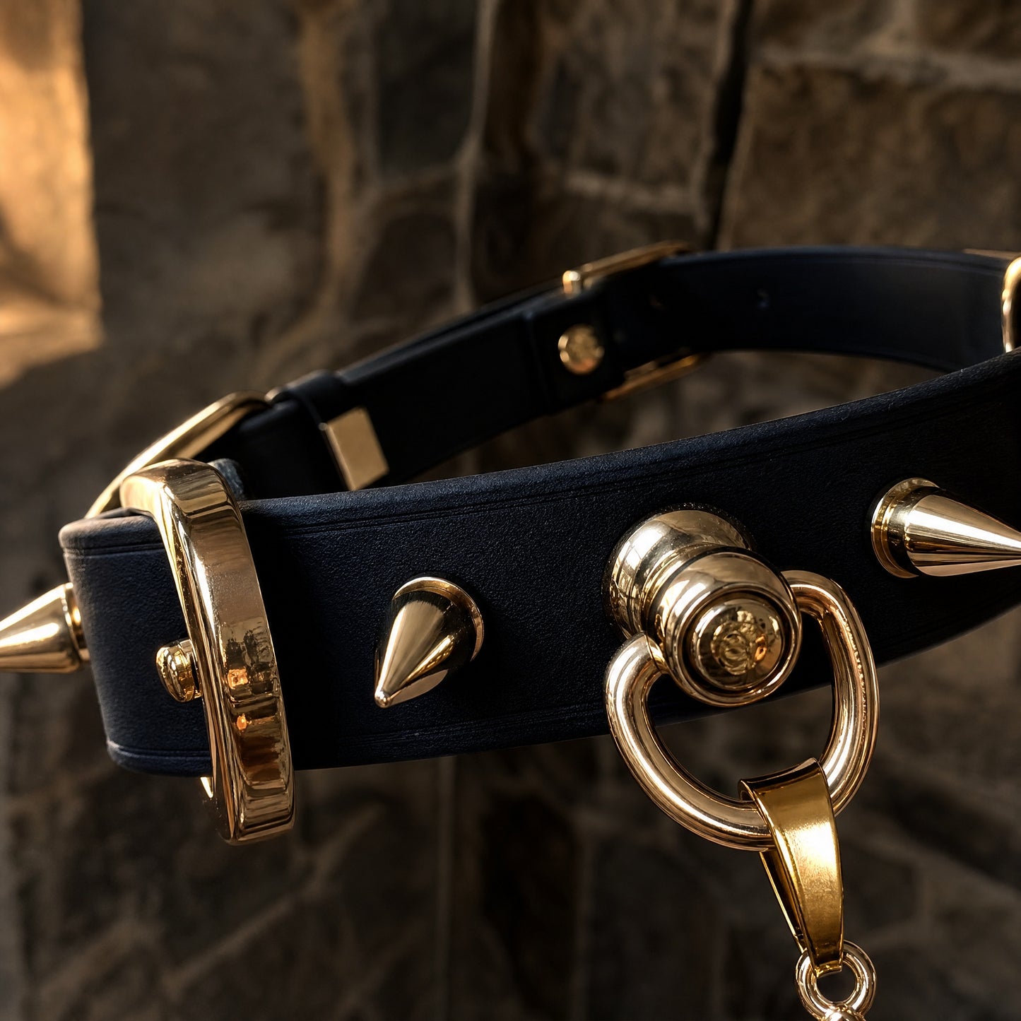 Collar Choker Gótico Negro con Cruz de Cristal y Tachuelas Doradas