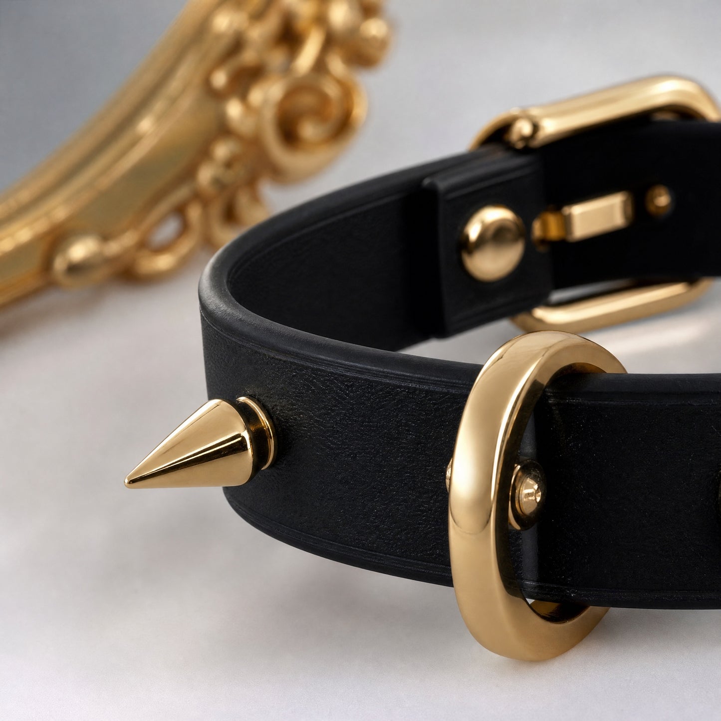 Collar Choker Gótico Negro con Cruz de Cristal y Tachuelas Doradas