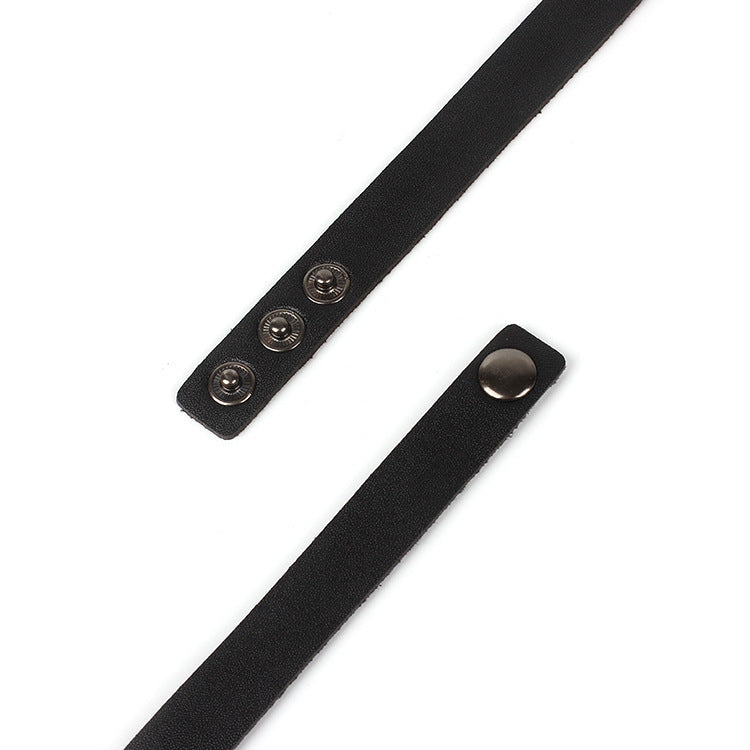 Detalle de los tres broches de presión ajustables del choker de piel sintética.
