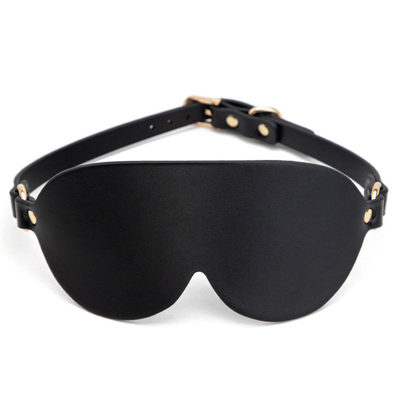 Antifaz de piel sintética negra con herrajes dorados y correa ajustable para fiestas y eventos.
