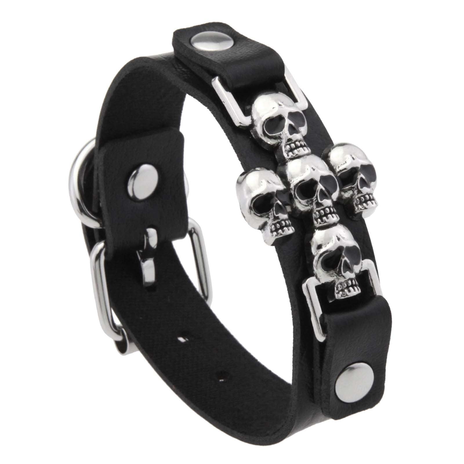 Brazalete gótico ajustable de piel negra con herrajes de calaveras de estilo alternativo.