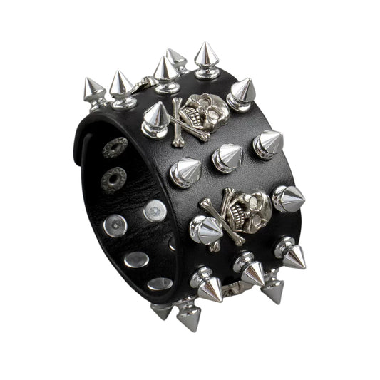 Brazalete negro estilo punk con cráneos metálicos y remaches de picos en perspectiva.