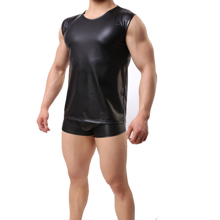Vista lateral de la camiseta sin mangas para hombre en piel sintética brillante con diseño de hombros anchos.