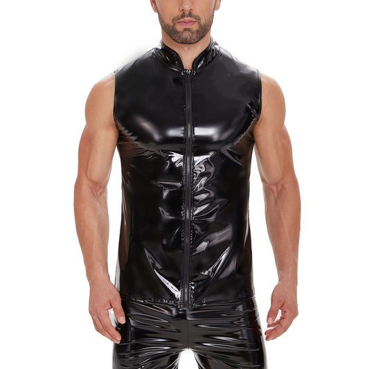 Vista frontal de un chaleco de piel brillante efecto espejo para hombre con diseño slim fit.