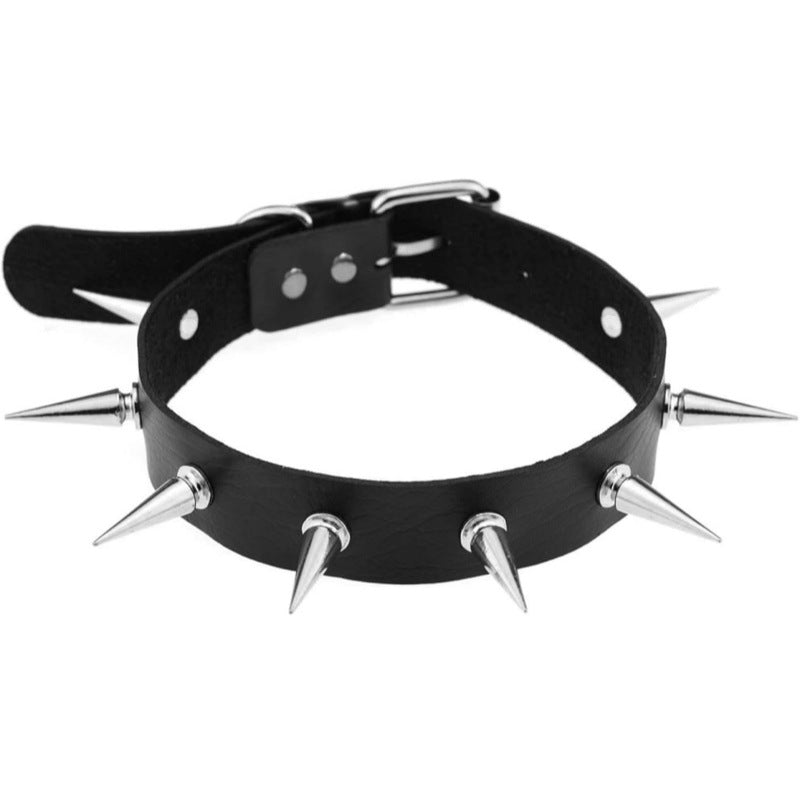 Gargantilla choker de piel negra con picos tipo spikes y hebilla metálica regulable.