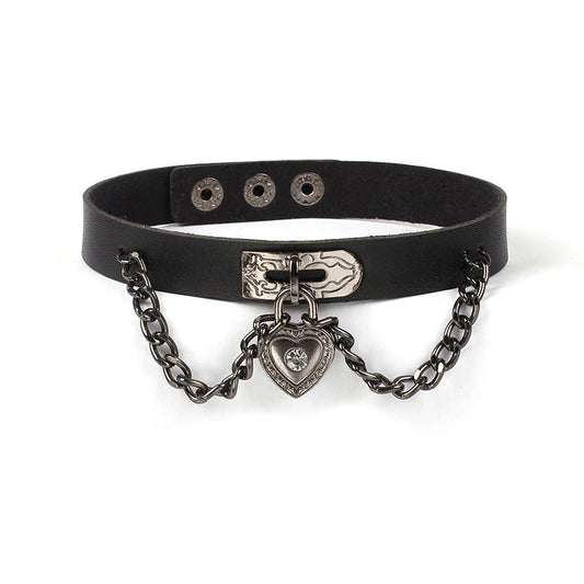 Vista frontal de gargantilla negra con adorno de corazón y cadenas para un look alternativo.