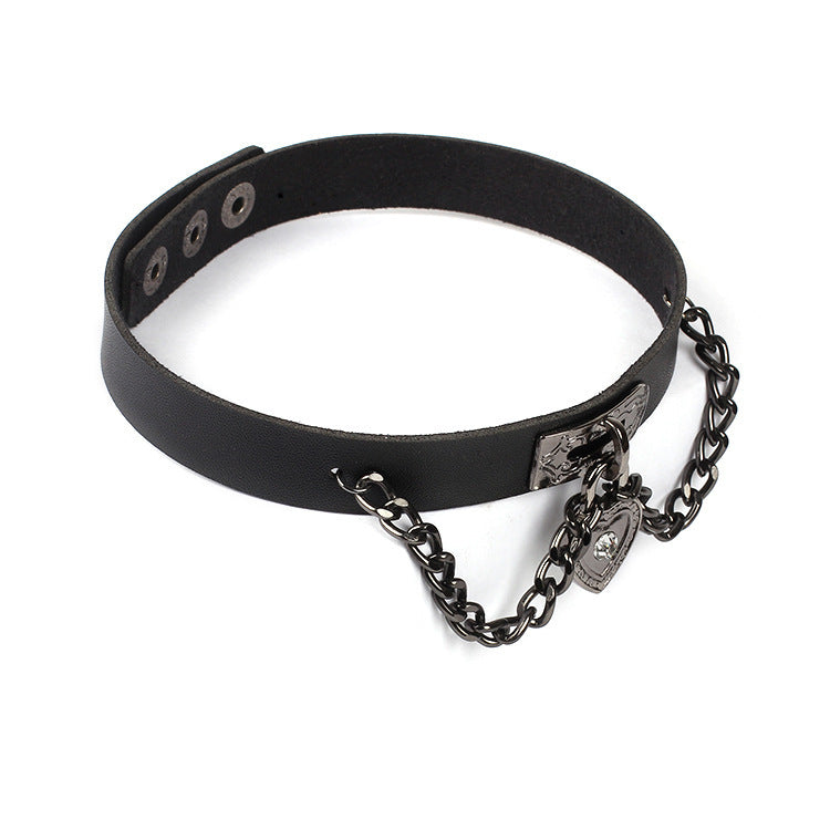 Choker de piel sintética negra con candado de corazón metálico y cadenas de estilo punk.