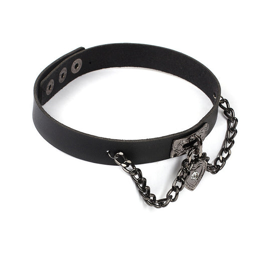 Choker de piel sintética negra con candado de corazón metálico y cadenas de estilo punk.
