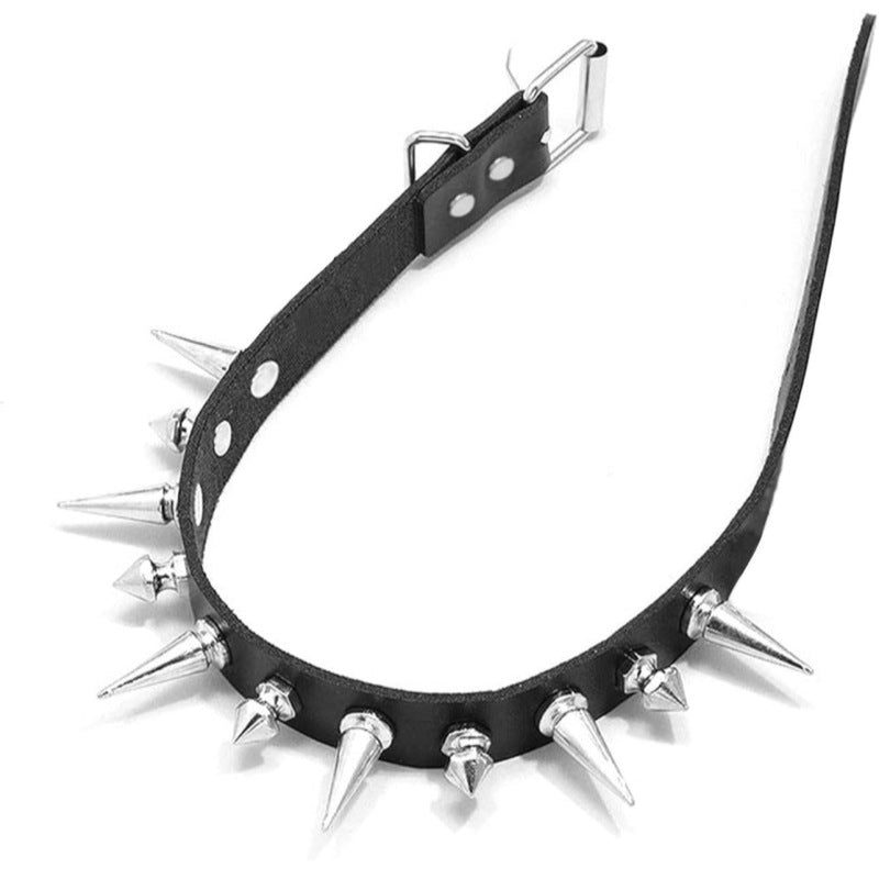 Hebilla metálica ajustable y diseño de picos del choker estilo alternativo.