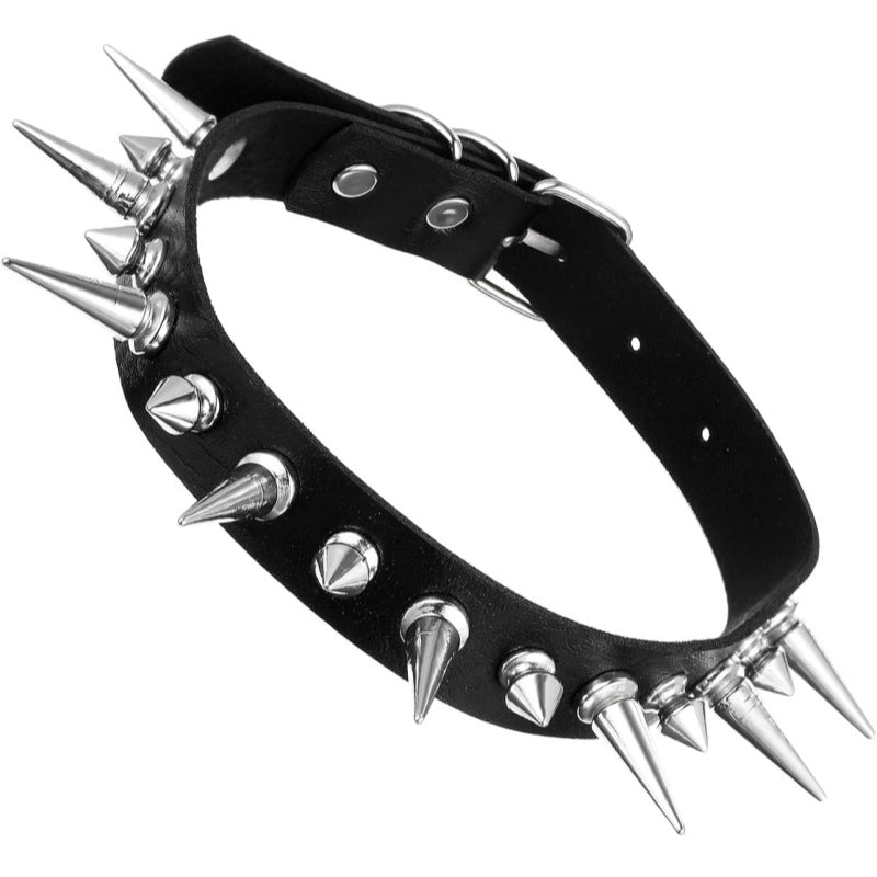 Choker de piel sintética negra con picos metálicos plateados de estilo punk rock.