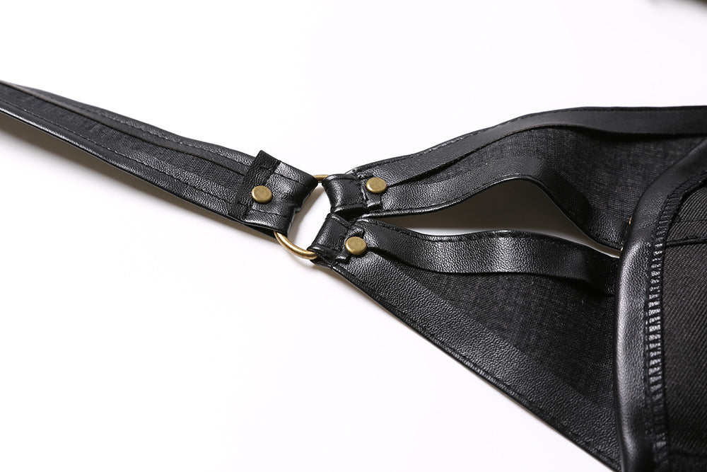 Detalle del cuello halter y herrajes metálicos de corset estilo gótico industrial.