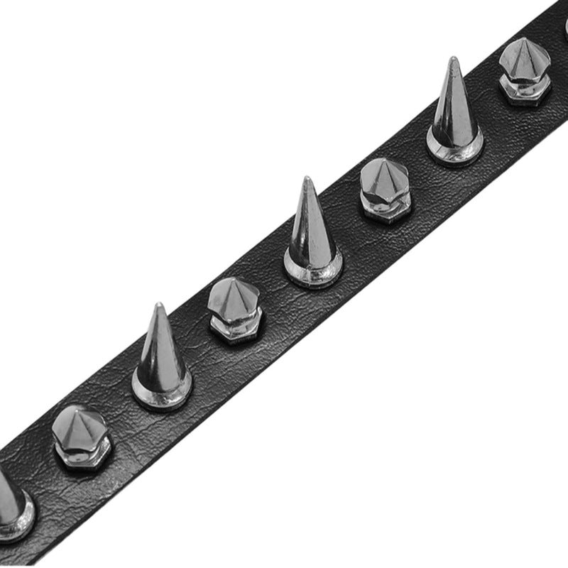 Detalle de los picos metálicos y la textura de la piel sintética del choker.