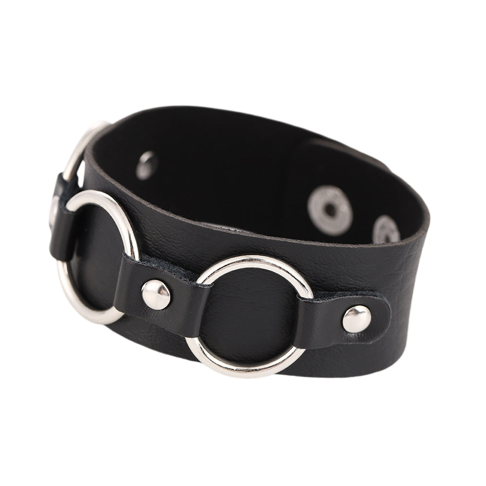 Detalle del sistema de anillos interconectados y remaches del brazalete estilo alternativo.