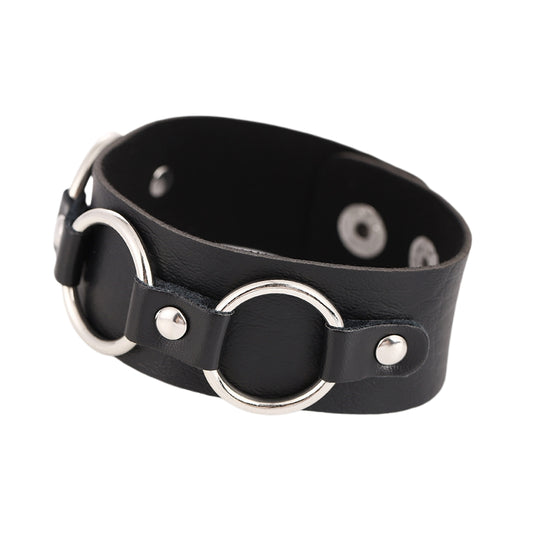 Detalle del sistema de anillos interconectados y remaches del brazalete estilo alternativo.