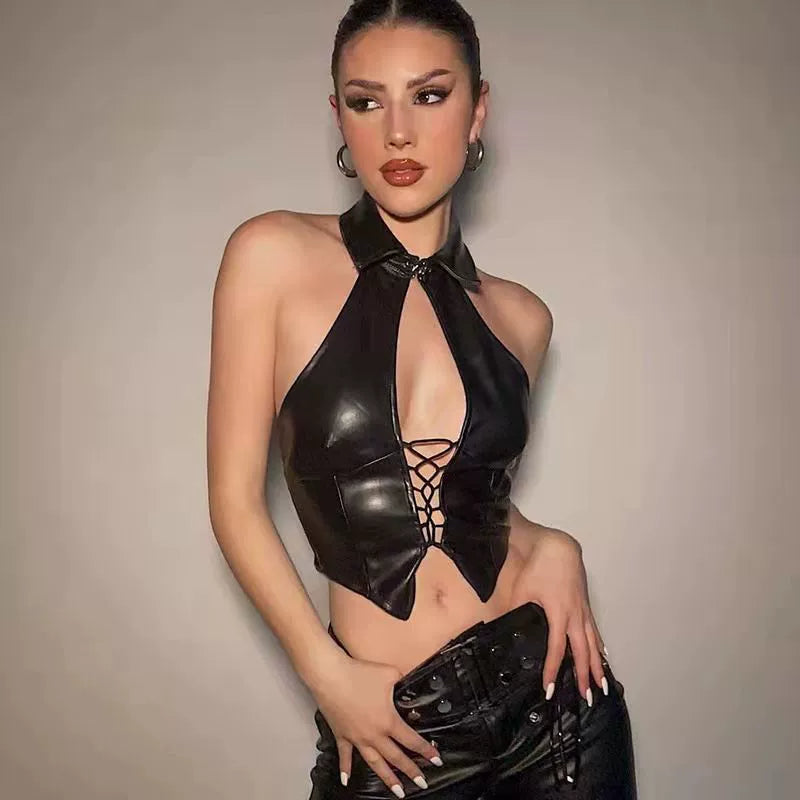 Estilo vanguardista con top halter de PU negro y cuello de solapa.