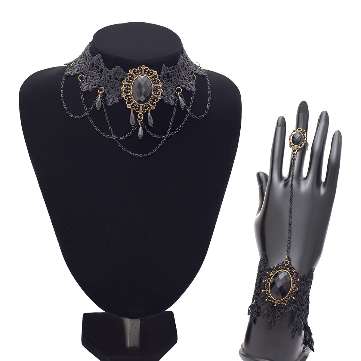 Set de gargantilla y pulsera gótica presentadas en bustos de exhibición negros.
