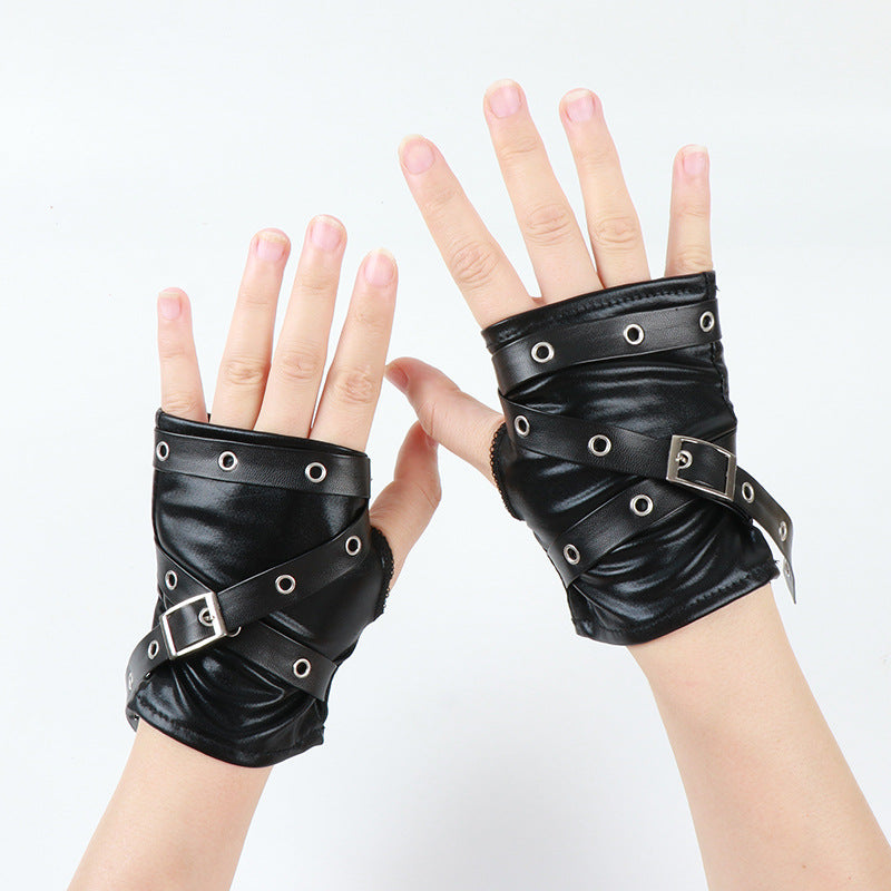 Modelo luciendo guantes negros para mujer sin dedos con textura fruncida y estilo alternativo.