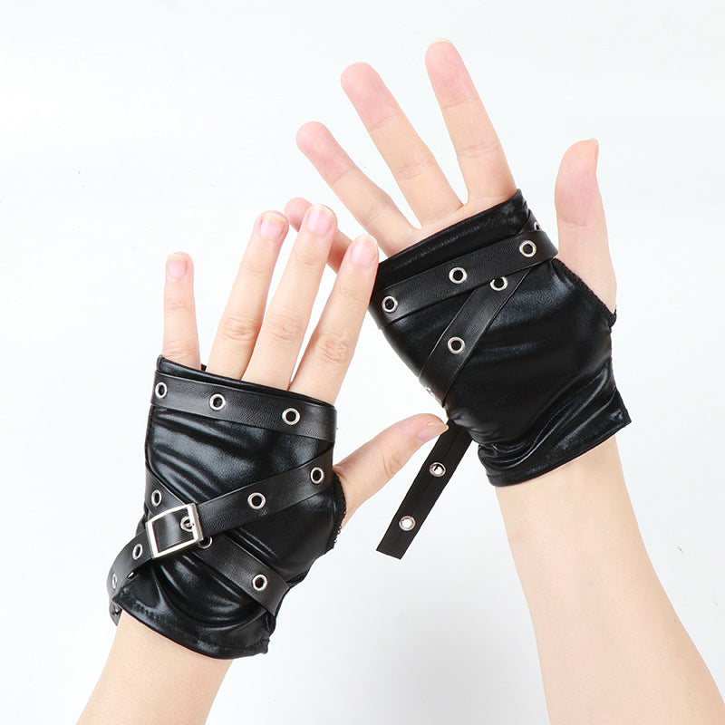 Vista lateral de los guantes para mujer con detalles de ojillos plateados y correa ajustable.