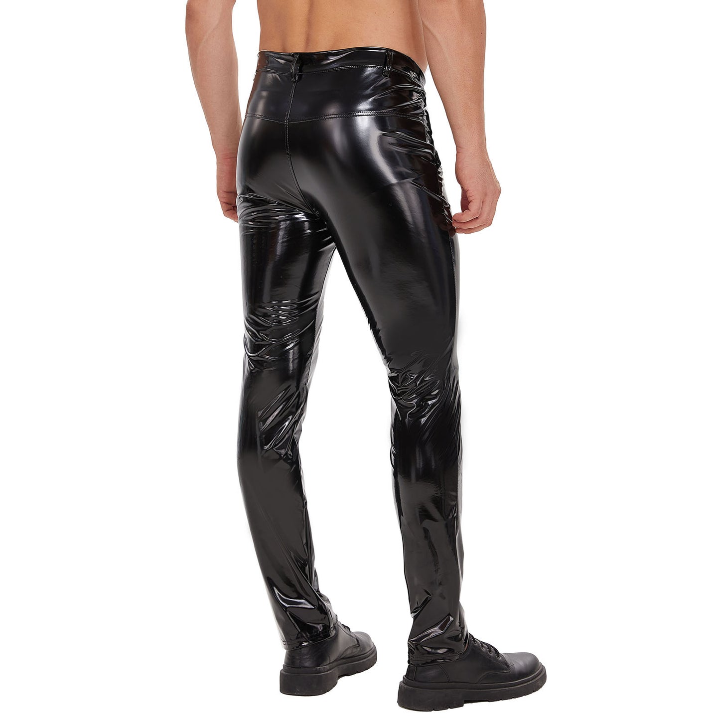 Vista posterior de pantalones de piel sintética brillante con diseño moldeador de silueta.