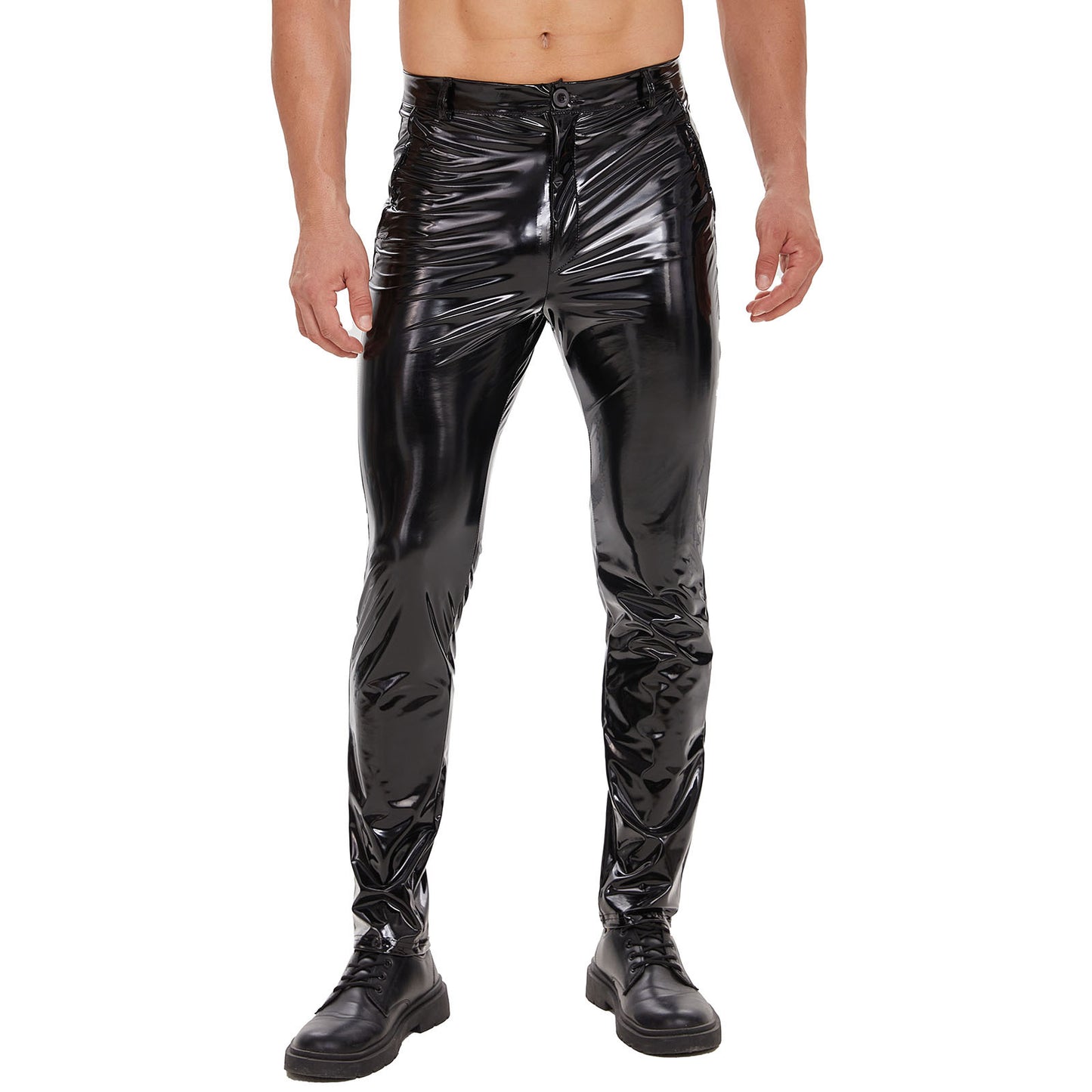 Modelo luciendo pantalones de piel sintética brillante de corte recto ajustado y estilo moderno.