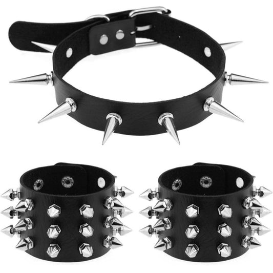 Set de choker y brazaletes de piel sintética negra con picos metálicos plateados de estilo punk.