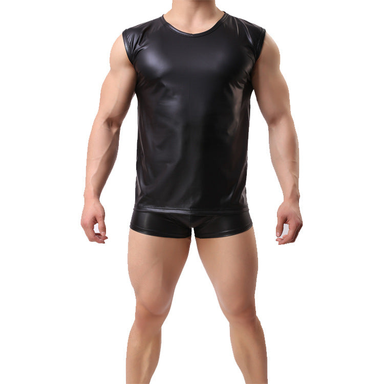 Vista frontal de un tank top de piel sintética negra para hombre con acabado tipo charol.