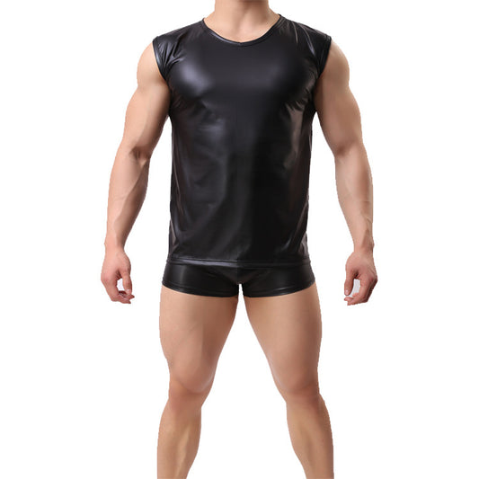Vista frontal de un tank top de piel sintética negra para hombre con acabado tipo charol.