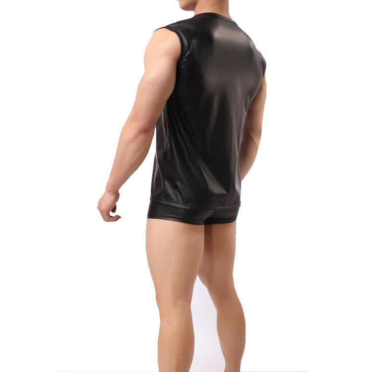 Vista posterior de un modelo luciendo el tank top de piel sintética negra brillante y shorts a juego.