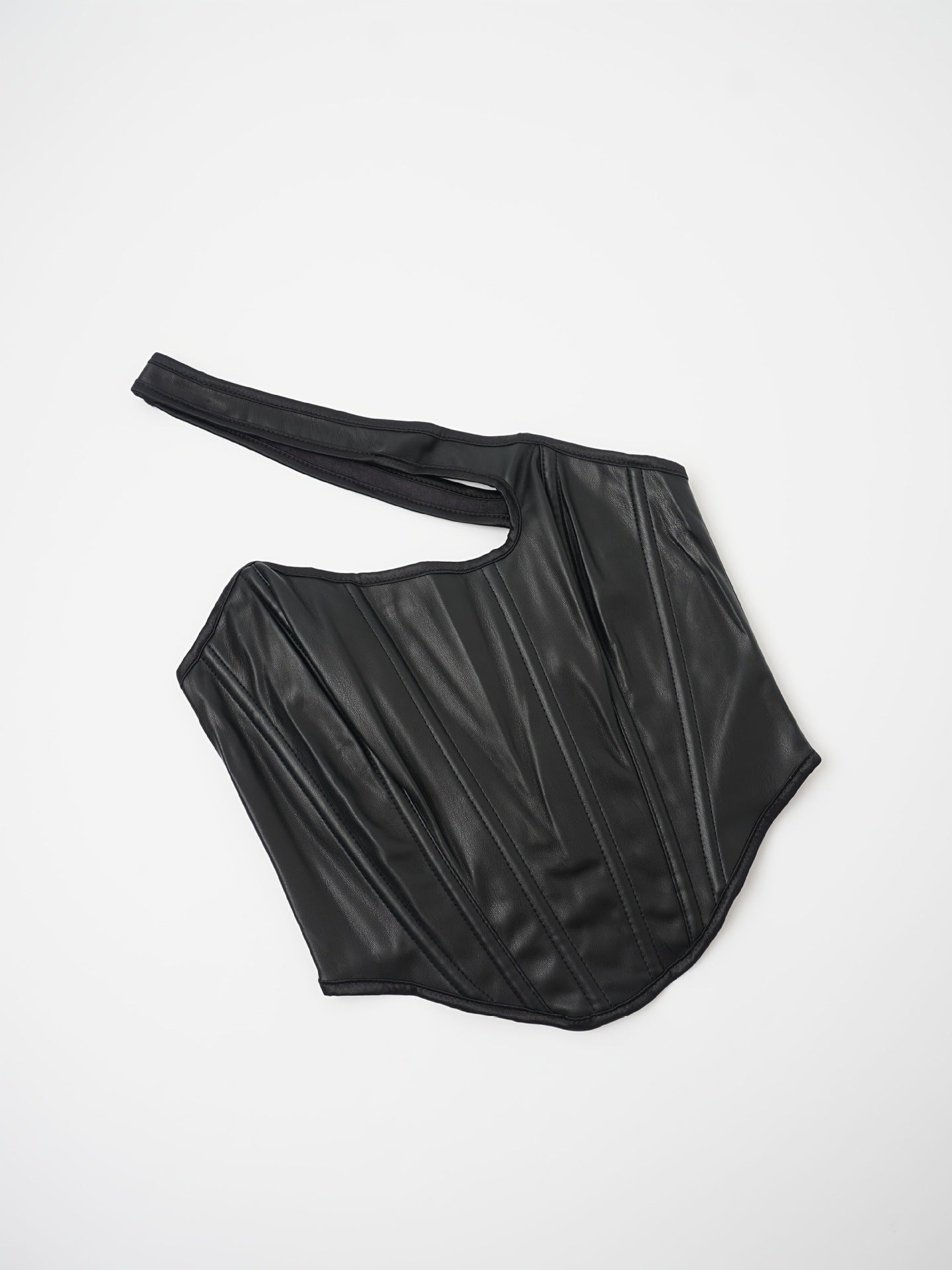 Vista frontal del top corset asimétrico con 14 varillas para un soporte óptimo.