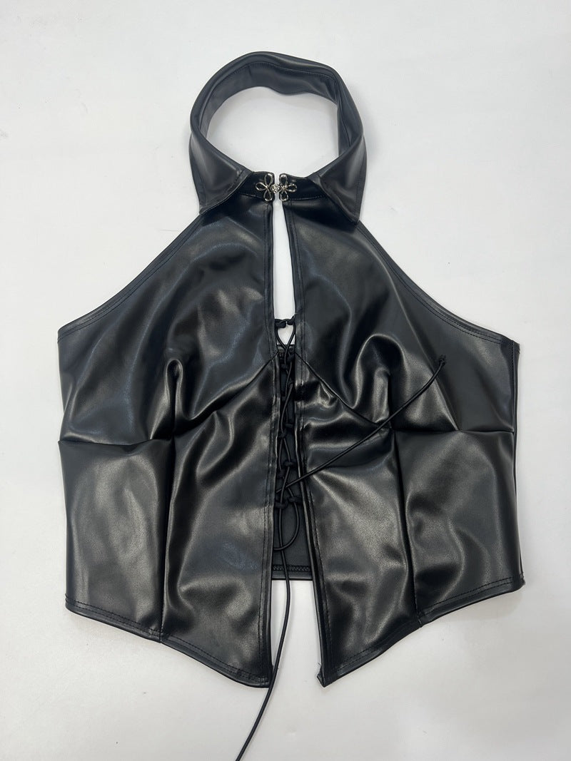 Vista plana del top halter negro con sistema de cierre frontal ajustable.