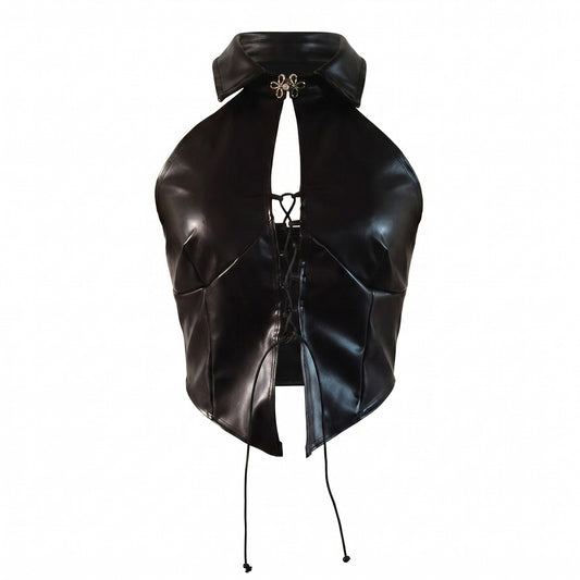 Top halter de piel sintética negra con cuello y cordones frontales.