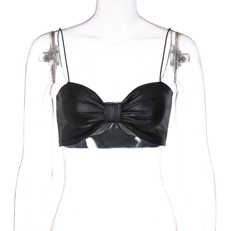 Top de piel sintética negra con detalle de moño en el pecho para mujer.